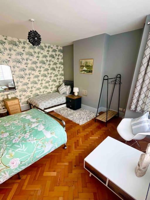 Spacious Semi-Detached Southsea House, Free Parking On Drive 포츠머스 외부 사진