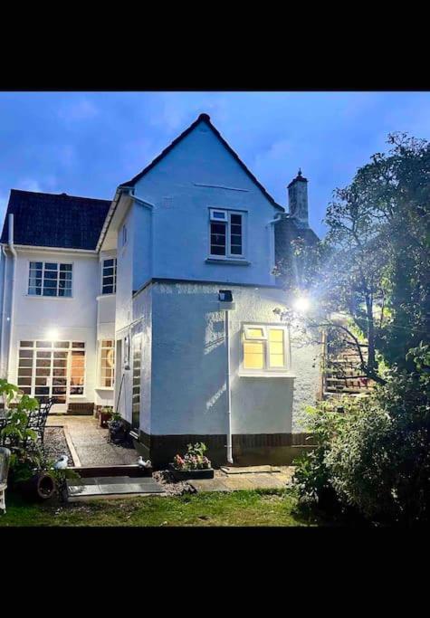 Spacious Semi-Detached Southsea House, Free Parking On Drive 포츠머스 외부 사진