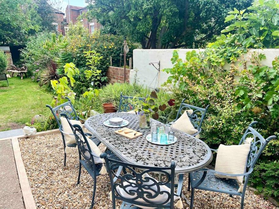 Spacious Semi-Detached Southsea House, Free Parking On Drive 포츠머스 외부 사진