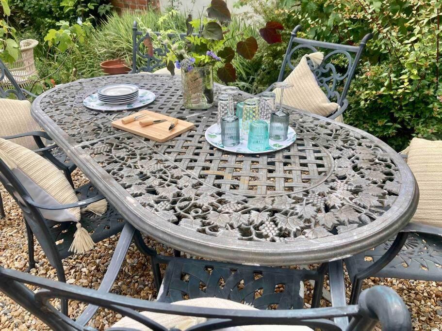 Spacious Semi-Detached Southsea House, Free Parking On Drive 포츠머스 외부 사진