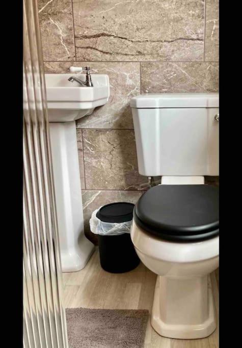 Spacious Semi-Detached Southsea House, Free Parking On Drive 포츠머스 외부 사진