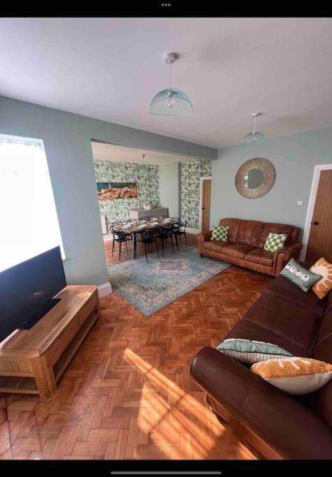 Spacious Semi-Detached Southsea House, Free Parking On Drive 포츠머스 외부 사진