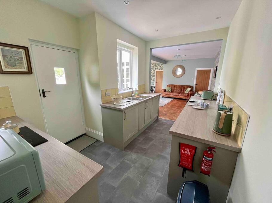 Spacious Semi-Detached Southsea House, Free Parking On Drive 포츠머스 외부 사진