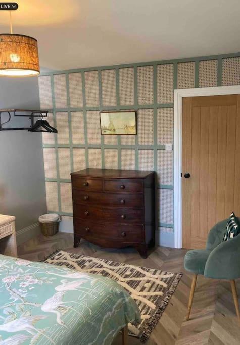 Spacious Semi-Detached Southsea House, Free Parking On Drive 포츠머스 외부 사진