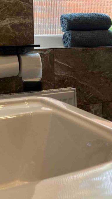 Spacious Semi-Detached Southsea House, Free Parking On Drive 포츠머스 외부 사진