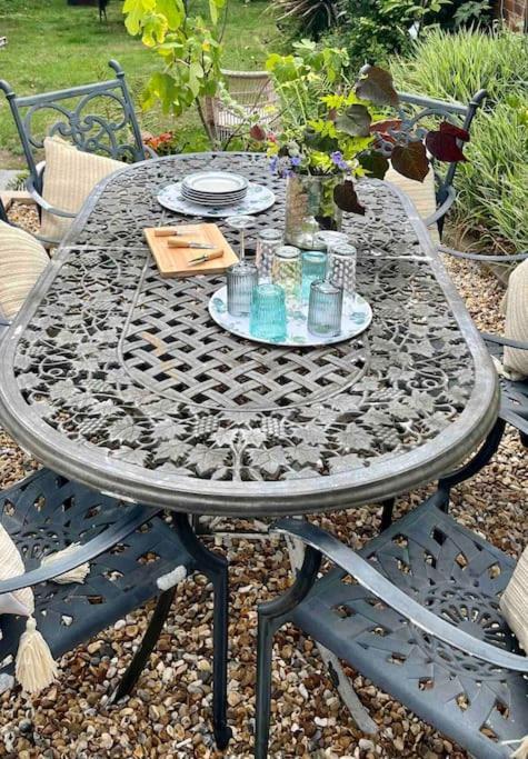 Spacious Semi-Detached Southsea House, Free Parking On Drive 포츠머스 외부 사진
