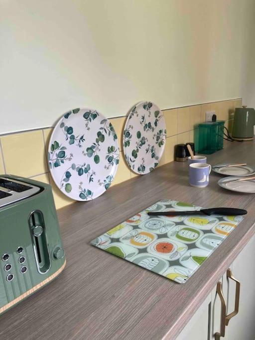 Spacious Semi-Detached Southsea House, Free Parking On Drive 포츠머스 외부 사진
