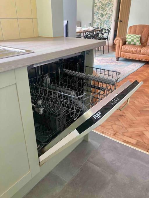 Spacious Semi-Detached Southsea House, Free Parking On Drive 포츠머스 외부 사진