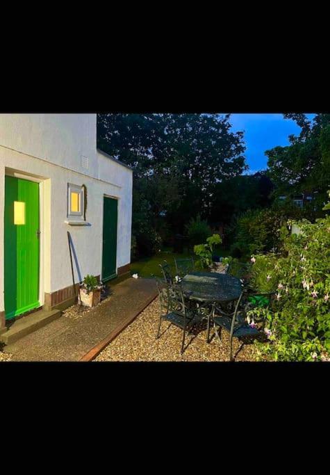Spacious Semi-Detached Southsea House, Free Parking On Drive 포츠머스 외부 사진