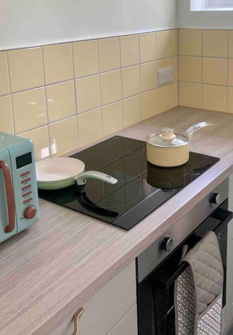 Spacious Semi-Detached Southsea House, Free Parking On Drive 포츠머스 외부 사진