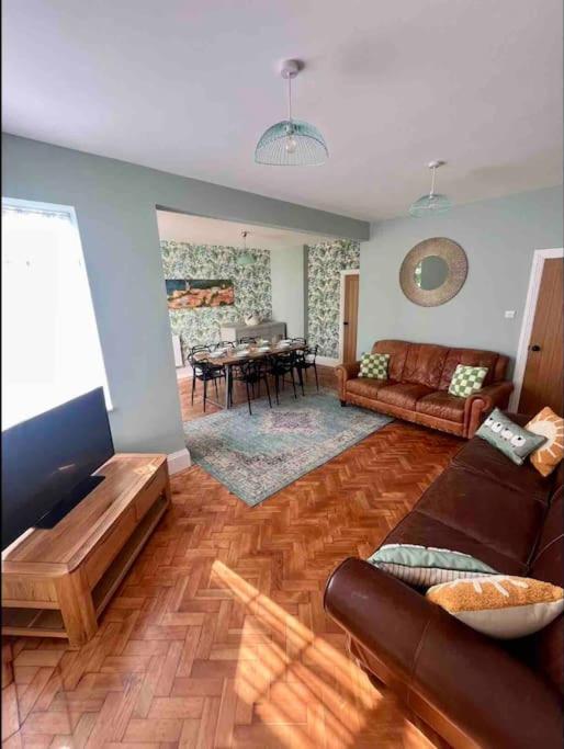 Spacious Semi-Detached Southsea House, Free Parking On Drive 포츠머스 외부 사진