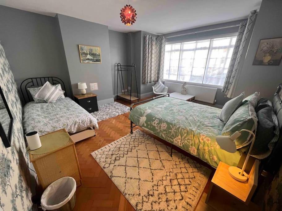 Spacious Semi-Detached Southsea House, Free Parking On Drive 포츠머스 외부 사진