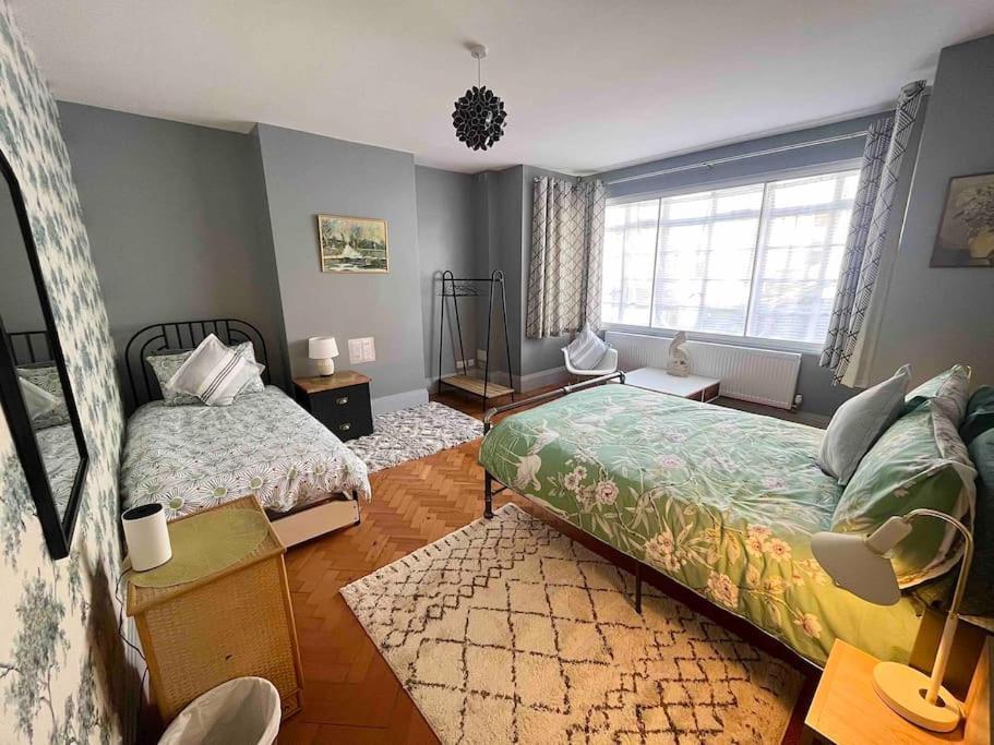 Spacious Semi-Detached Southsea House, Free Parking On Drive 포츠머스 외부 사진